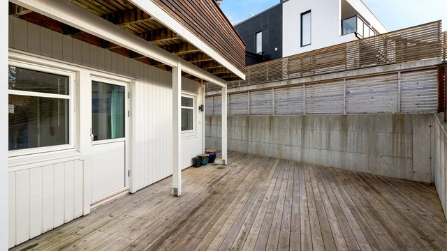 Stor, sørvendt terrasse på 36 m² med god plass til utemøbler.