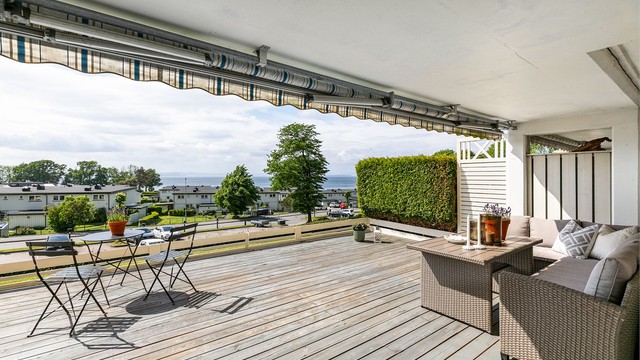 Med skjermende tak over hodet er det mulig å benytte plattingen selv om sommerværet ikke er på sitt aller beste.