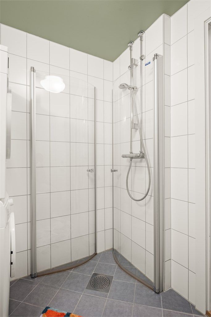 Dusjnisjen har praktiske, buede glassdører og det er opplegg for vaskesøyle.