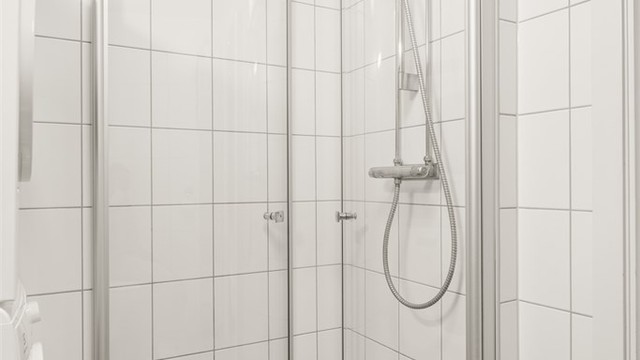 Dusjnisjen har praktiske, buede glassdører og det er opplegg for vaskesøyle.