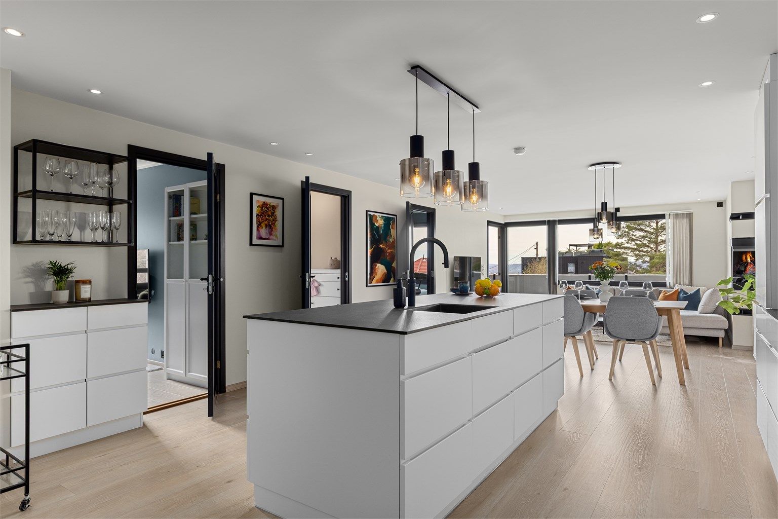 Det er svært godt med både skap- og benkeplass, legg merke til kjøkkenskapene langs veggen mot soverommet