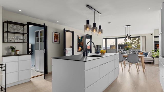 Det er svært godt med både skap- og benkeplass, legg merke til kjøkkenskapene langs veggen mot soverommet