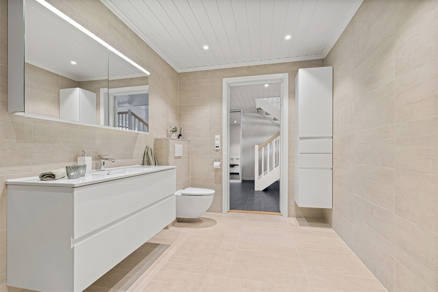 Bad/wc i 1 etg. med god størrelse og moderne utstyr