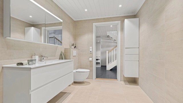 Bad/wc i 1 etg. med god størrelse og moderne utstyr