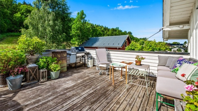 Her er det rikelig med plass for en romslig utendørs sofagruppe.