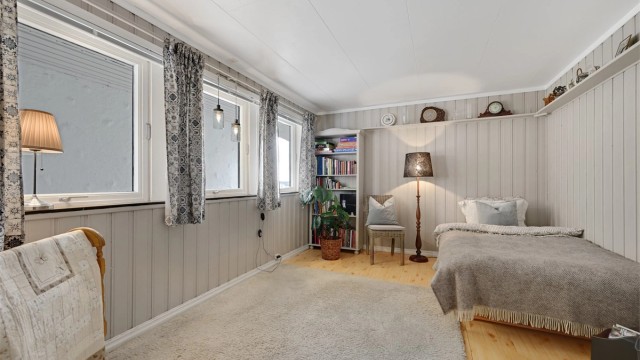 Kjellerstue/soverom som har svært gode innredningsmuligheter.