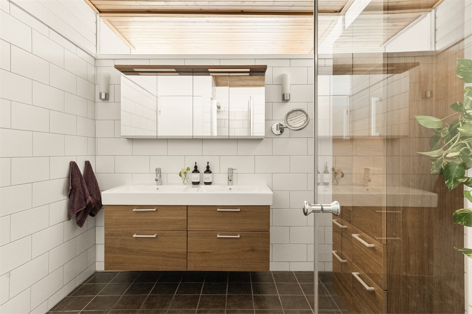 - Hovedbadet har dobbel servant, vegghengt toalett og dusjnisje -