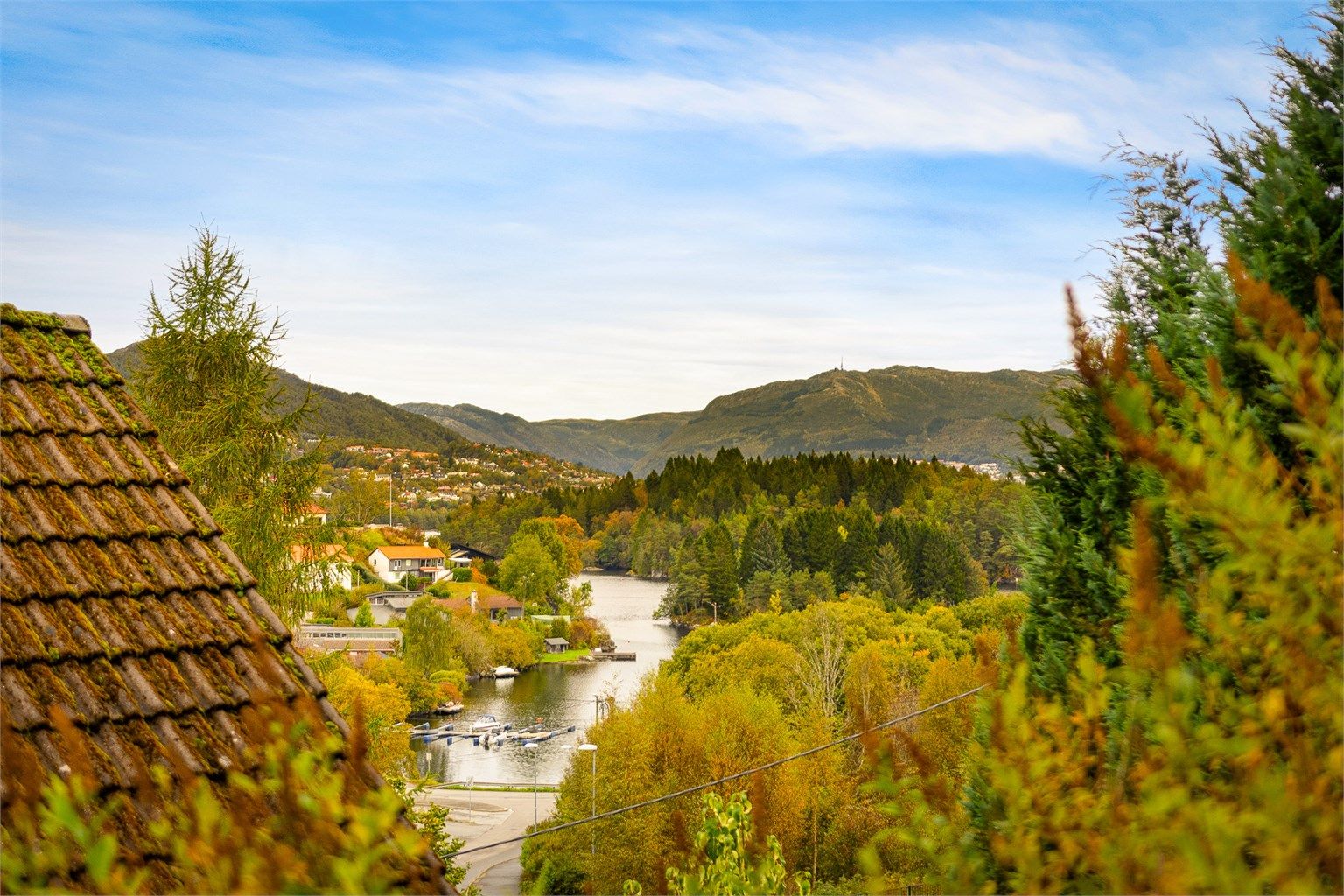 Fra øvre del av tomten er til fin utsikt over Søvika, deler av Kråkenes, Ulriken og Byfjellene