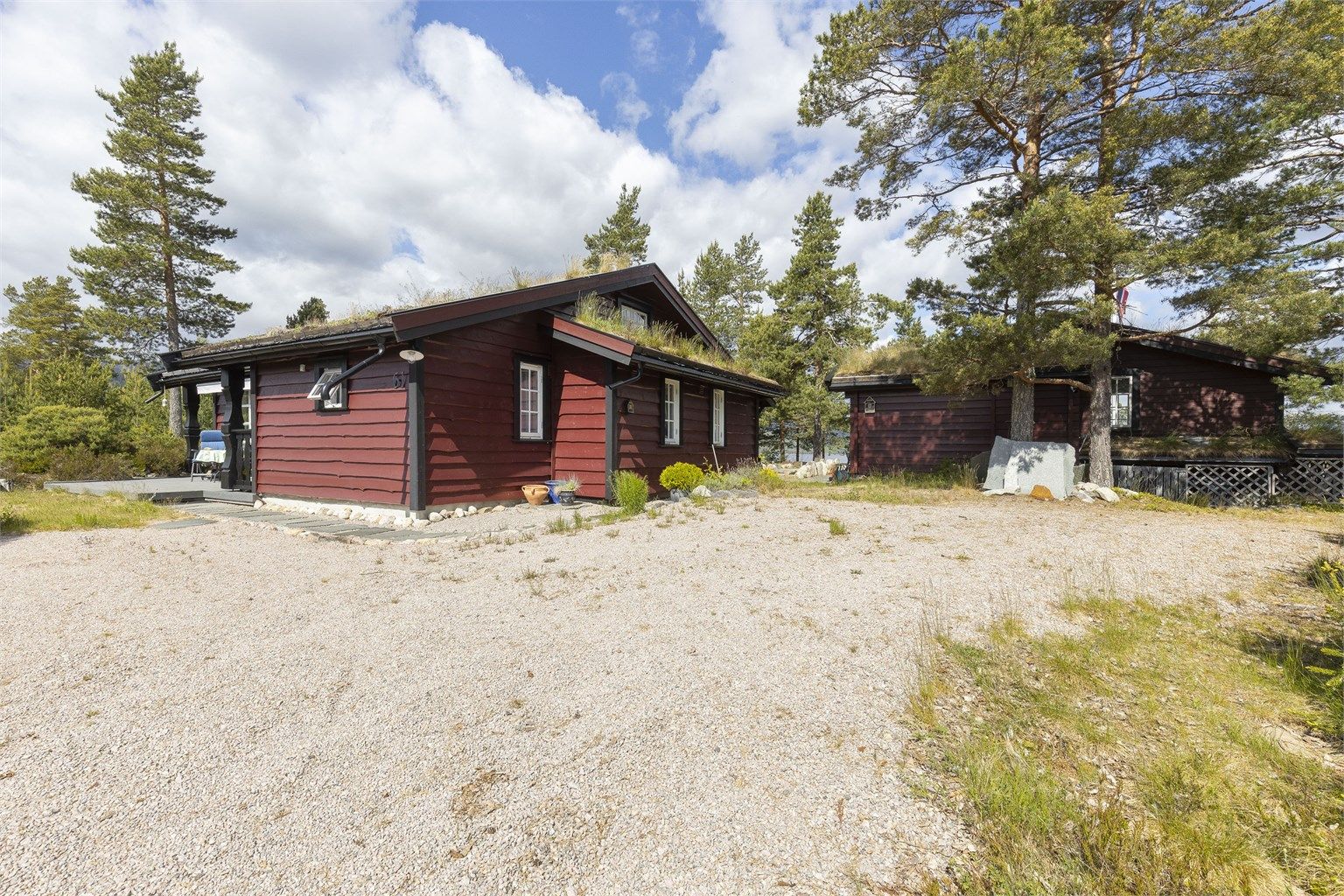 Gode parkeringsmuligheter på tomten. 