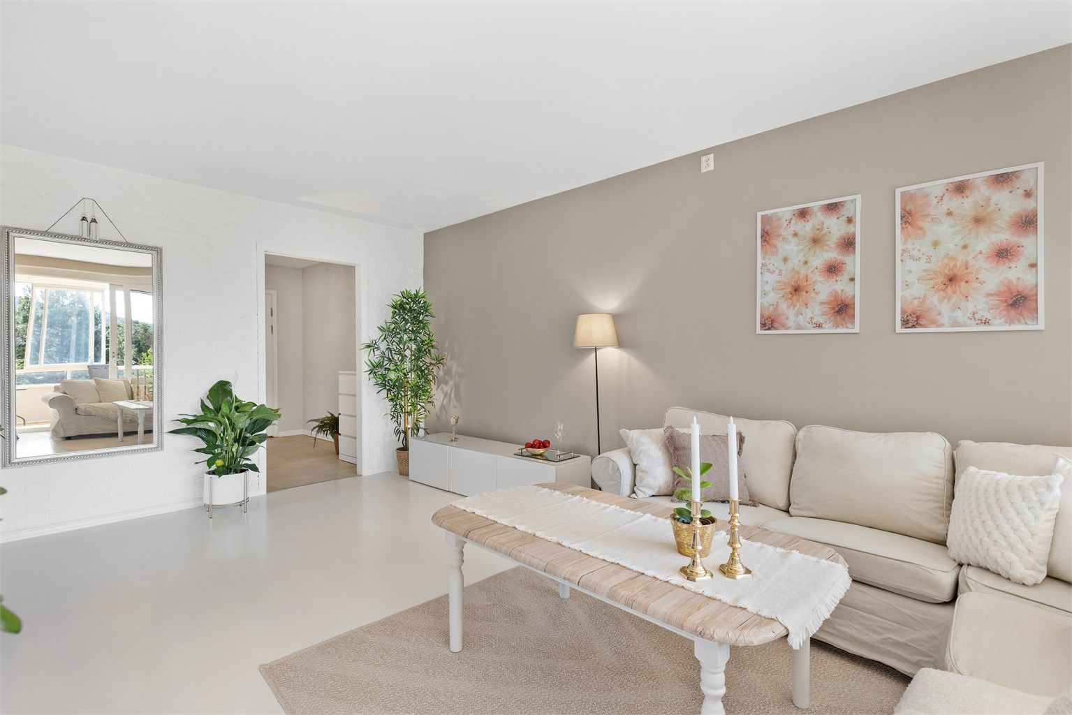 Stuen er lys og innbydende med plass til sofa, salongbord og TV-seksjon.