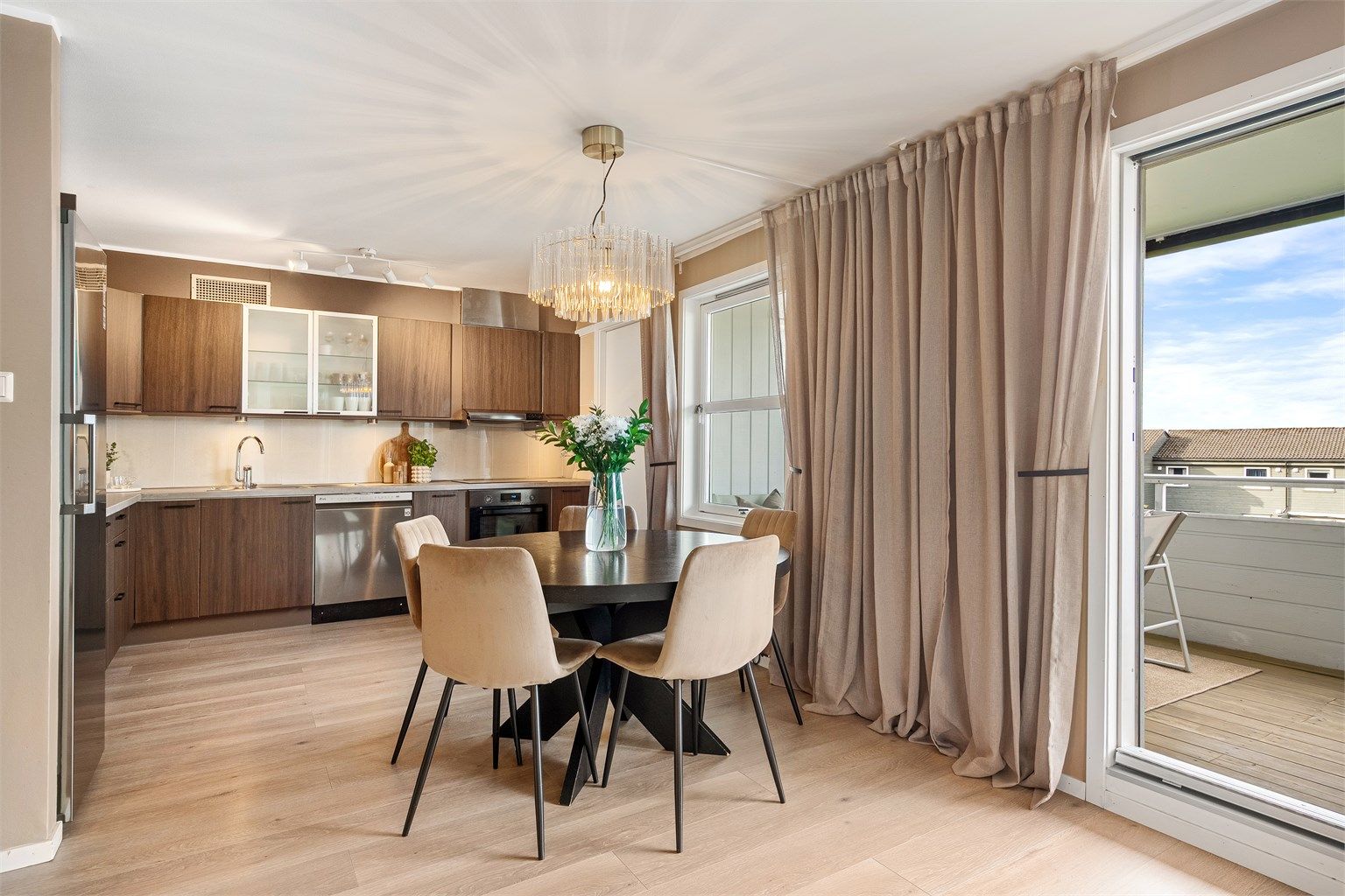 Det er rikelig med skapplass og arbeidsflater på benk. Innredning i brunt med grå benkeplate. Delvis integrerte hvitevarer. Det er meget god plass til stort spisebord ved kjøkken. 