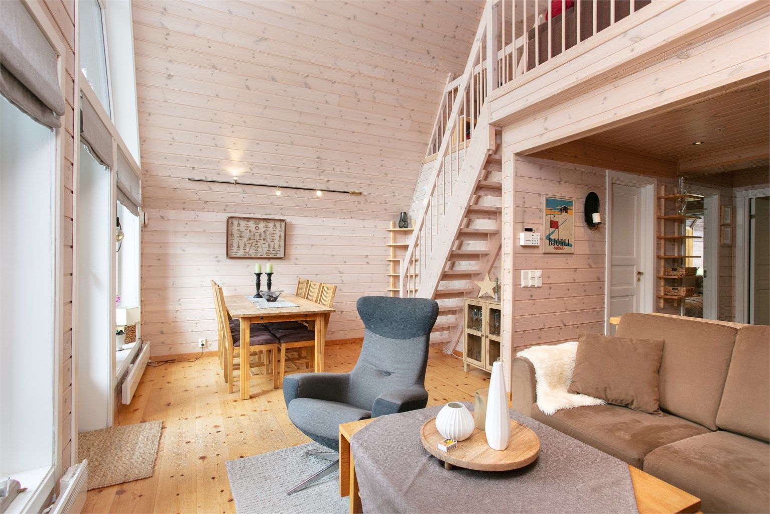 Den lakkerte tretrappen gir enkel adkomst til loftsetasjen.