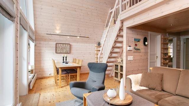 Den lakkerte tretrappen gir enkel adkomst til loftsetasjen.