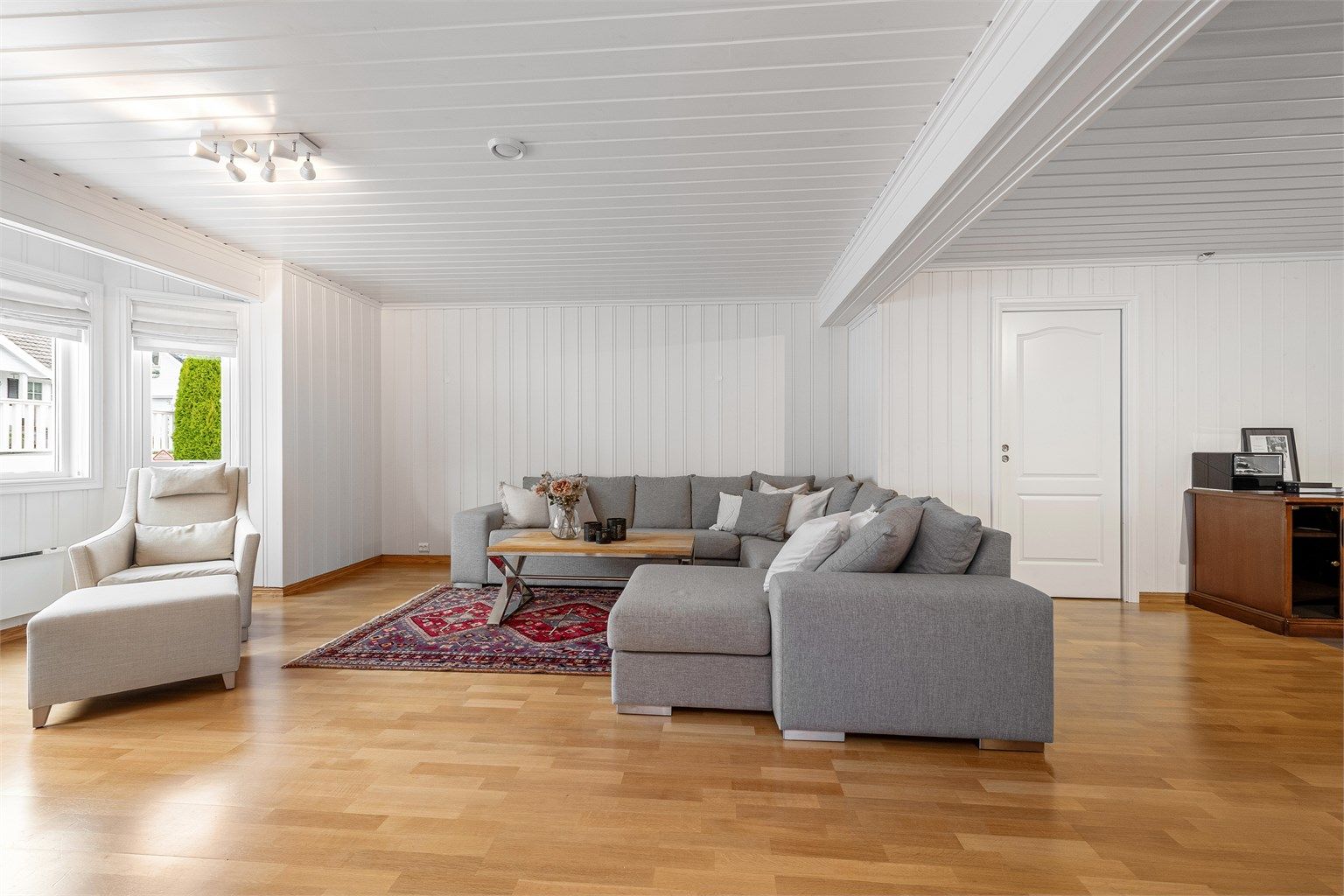 Stor og romslig kjellerstue med god plass til flere soner 