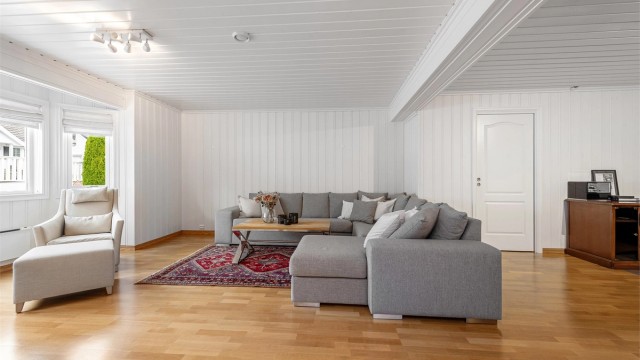 Stor og romslig kjellerstue med god plass til flere soner