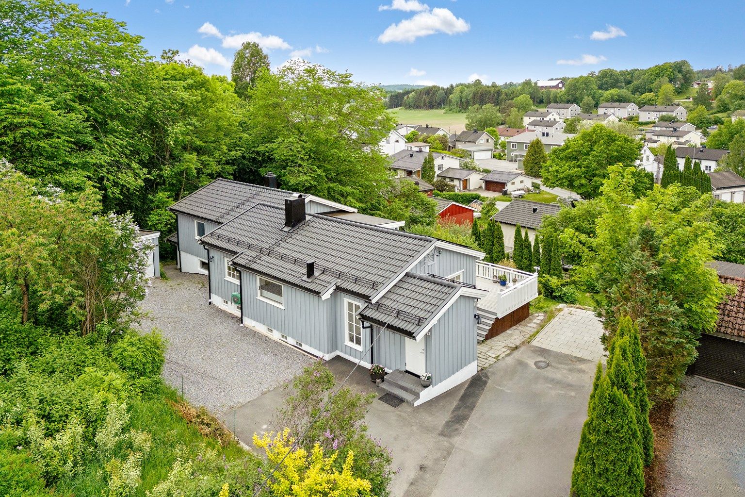 Eiendommen ligger i et attraktivt og meget sentralt boligområde i Ski. 