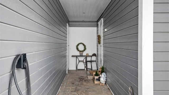 Overbygget inngangsparti i underetasjen med adkomst til boligen og en utvendig bod.