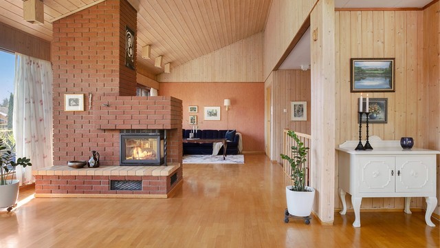 Peisovnen med glassdør er et naturlig samlingspunkt og en effektiv varmekilde.