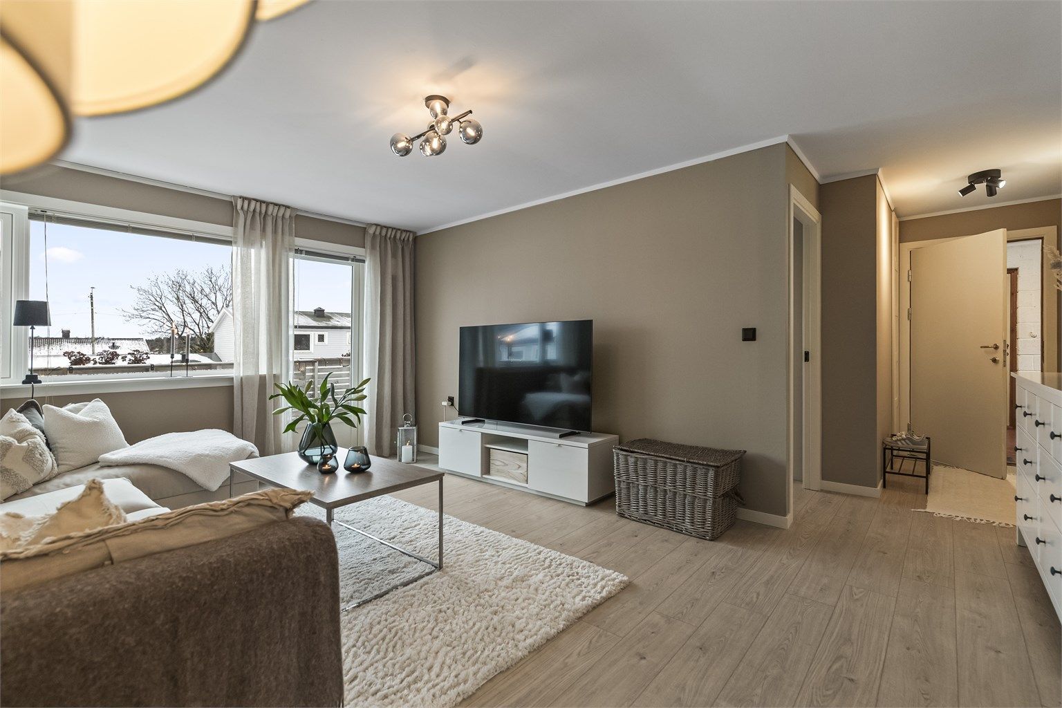 Leiligheten er pusset opp med delikate fargevalg på vegger og nye gulv