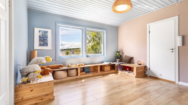 I loftsetasjen kan barna få en helt egen lekestue med masse boltreplass. Stuen er opprinnelig byggemeldt som soverom.