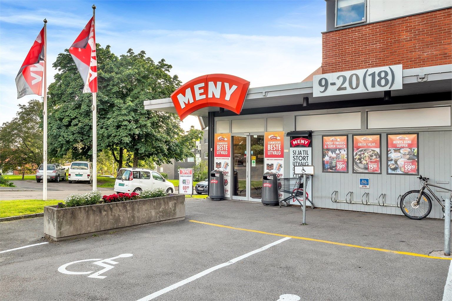 Innholdsrik Meny med ferskvaredisk noen få minutter unna.