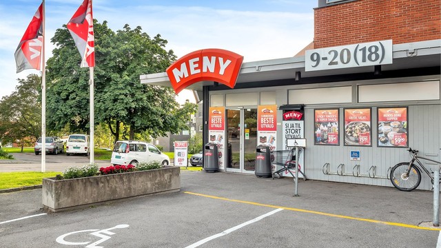 Innholdsrik Meny med ferskvaredisk noen få minutter unna.