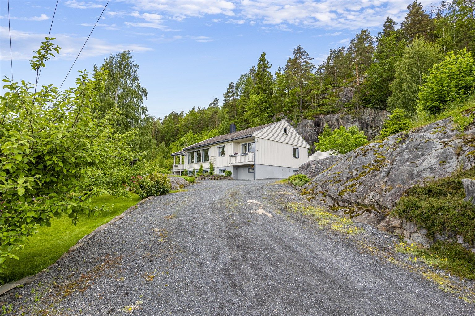 Eiendommen har privat vei og en romslig, gruset gårdsplass med biloppstillingsplasser.