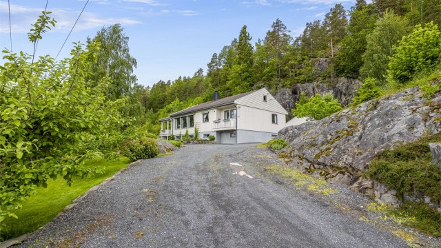 Eiendommen har privat vei og en romslig, gruset gårdsplass med biloppstillingsplasser.