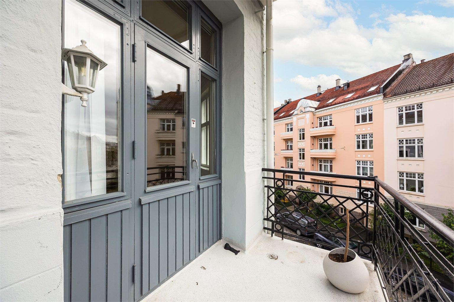 Her er dert plass til bord og stoler hvor man kan nye årets varme dager.