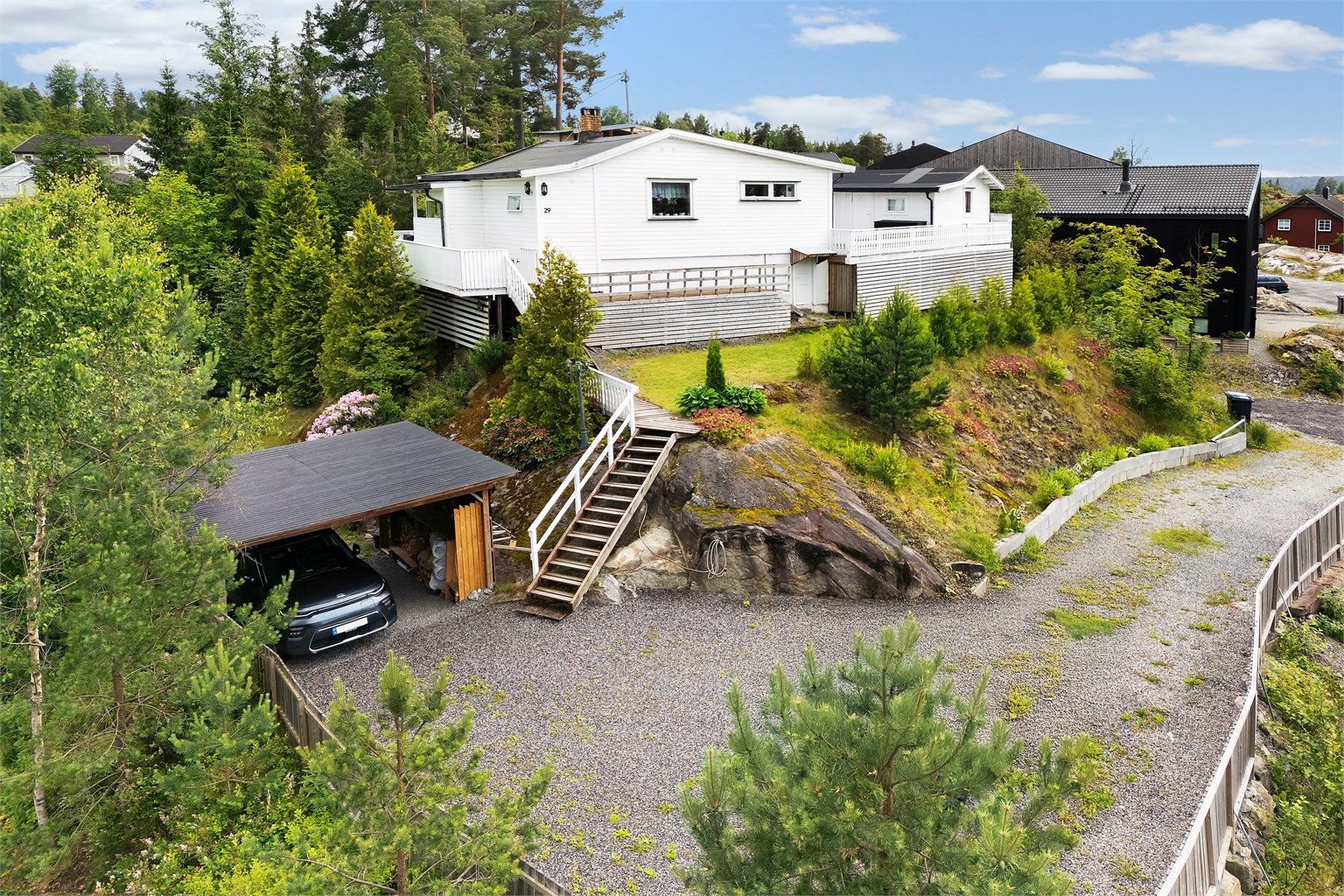 Parkering i carport, samt på egen tomt
