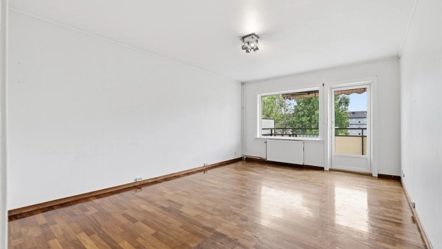Stuen er lys og har utgang til balkong med gode solforhold.