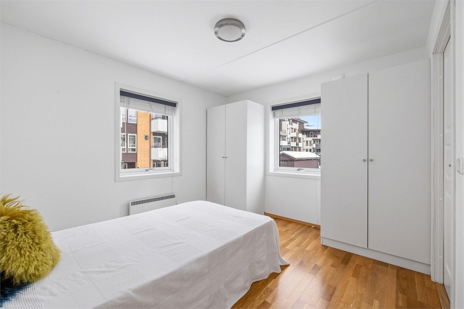 Soverommet har godt med oppbevaringsplass i flere garderobeskap