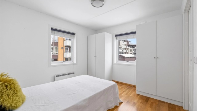 Soverommet har godt med oppbevaringsplass i flere garderobeskap