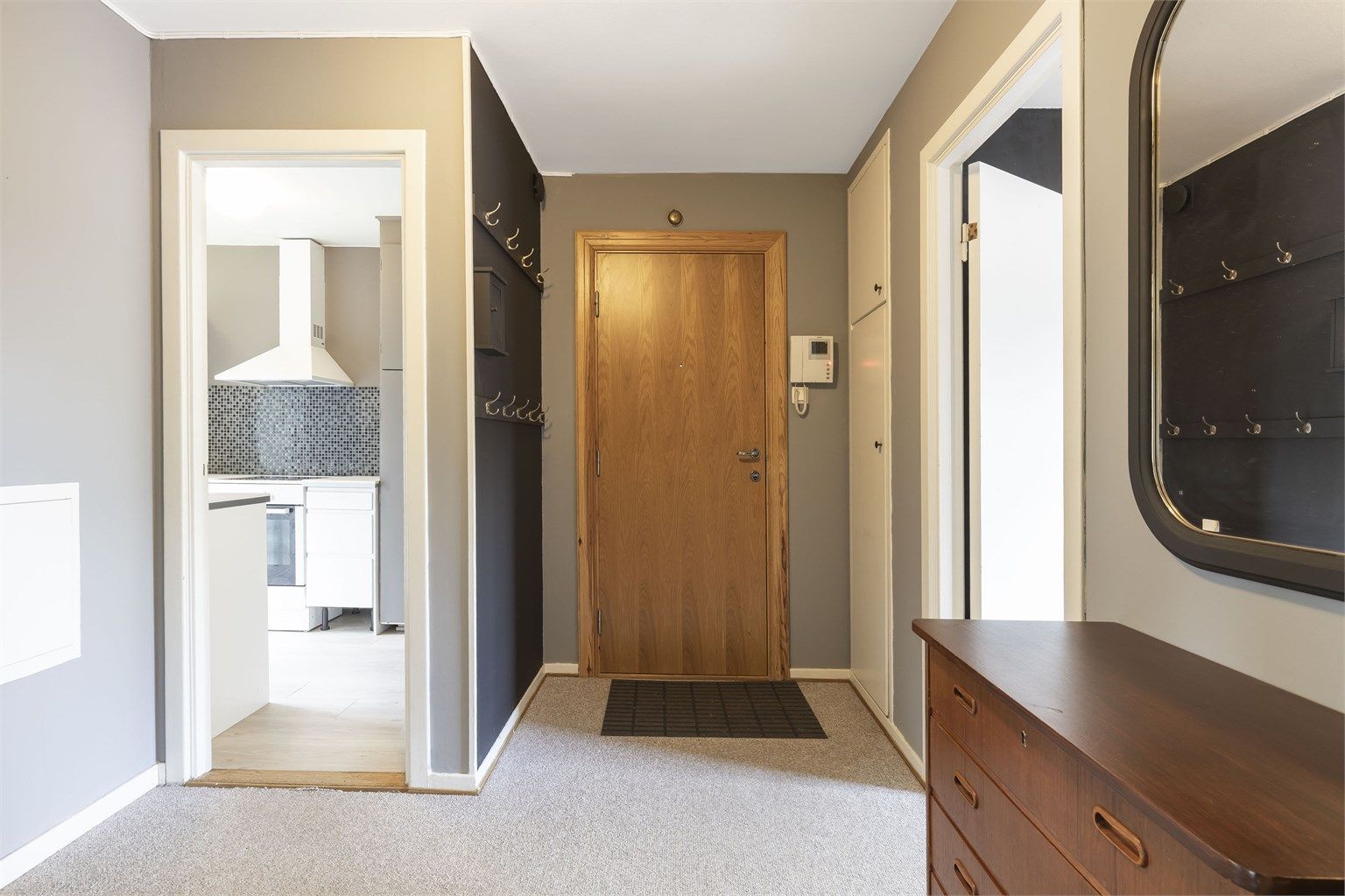 Entré med plass til å henge av seg yttertøy. 