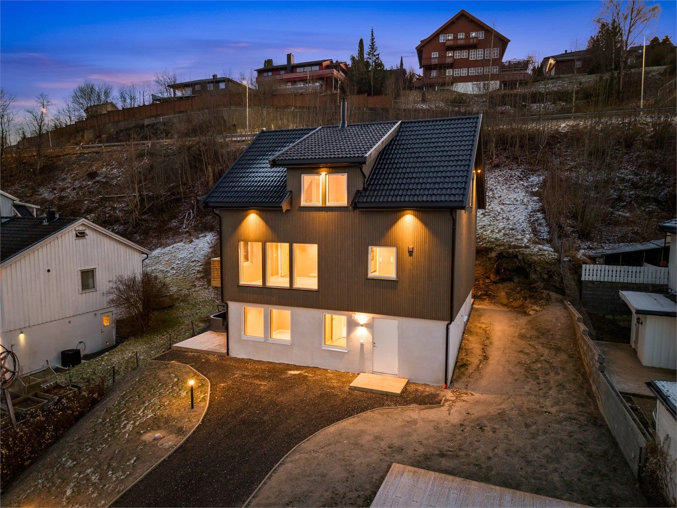 Eiendomsmegler Krogsveen v/Idriss Eliassy ønsker velkommen til Strandvegen 16C!