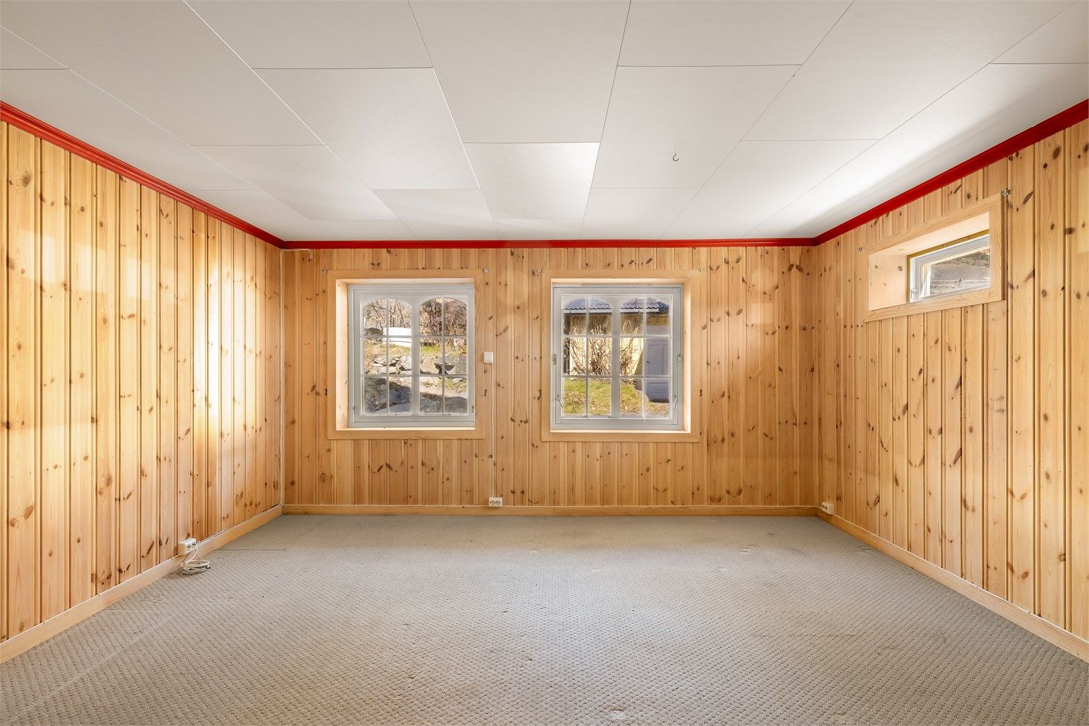 Kjellerstue med peisovn (Rommet er ikke godkjent til varig opphold).