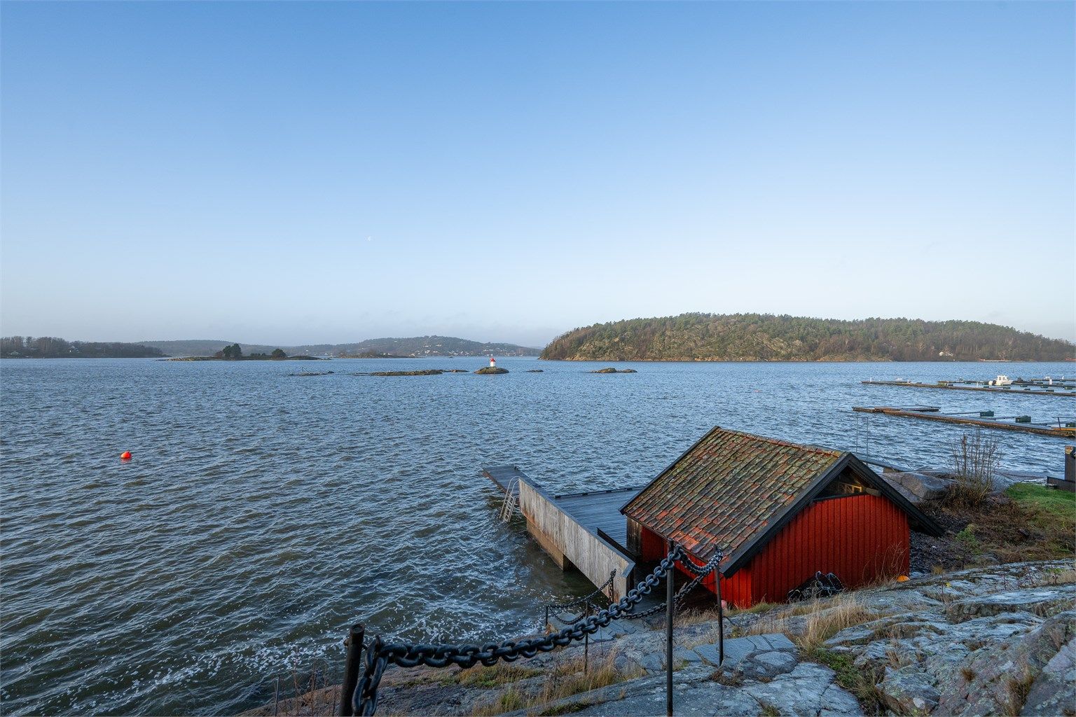 En unik perle - stor eiendom med hybel, privat brygge, båthus og en spektakulær utsikt!