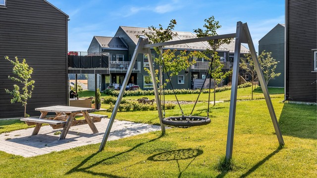 Hyggelige og familievennlige fellesarealer med grøntområder, sitteplasser og lekeapparater rett i nærheten.