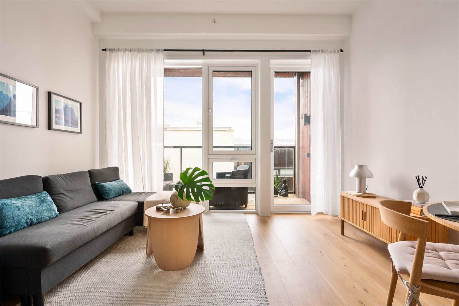 En moderne og luftig 2-roms i bygg fra 2022, med høy standard og gangavstand til det meste du har behov for i hverdagen.