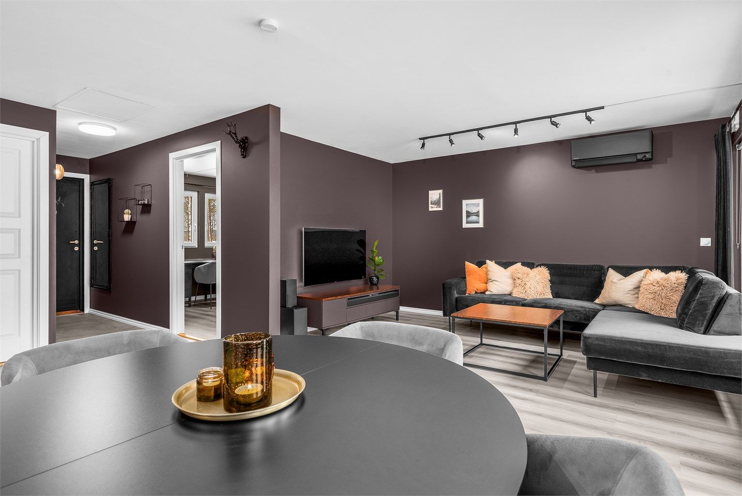 Stuen har pene fargevalg og varmepumpe som er installert i 2023