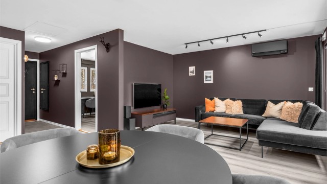 Stuen har pene fargevalg og varmepumpe som er installert i 2023