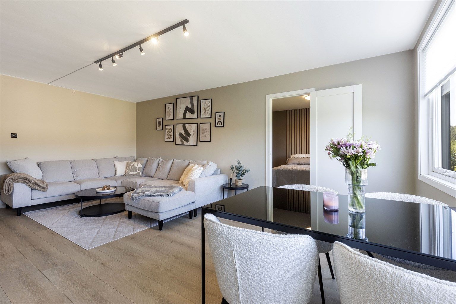 God plass til sofagruppe og spisebord. 