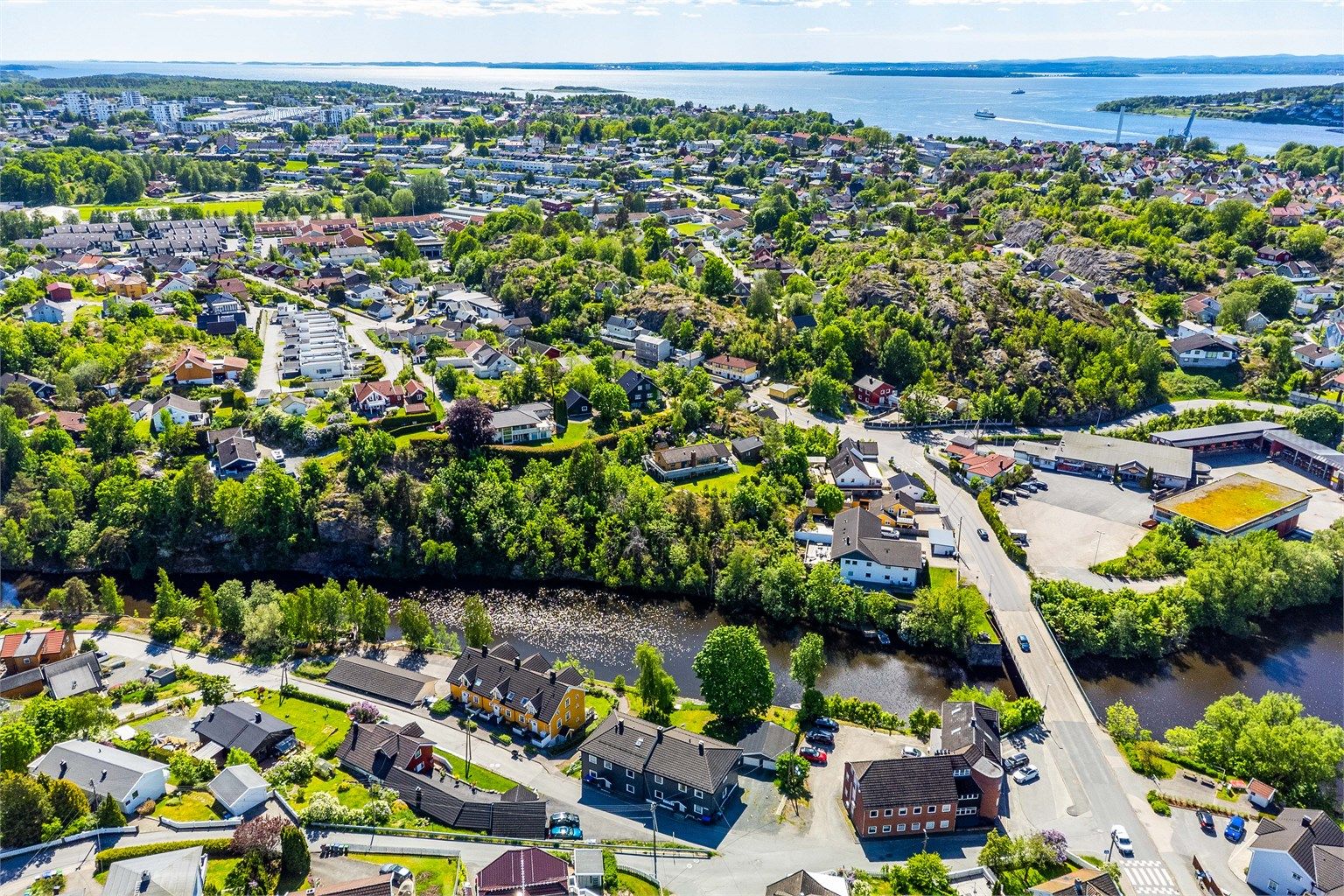 Til sentrum er det reell gangavstand, eller kun få minutter å sykle.