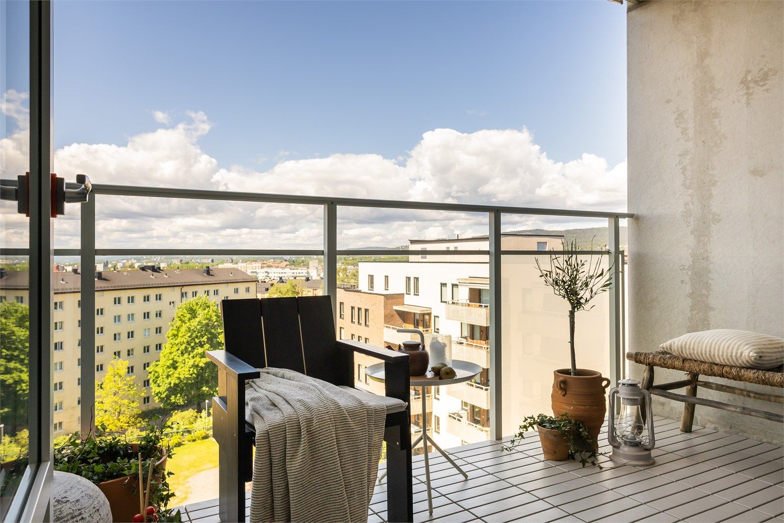 Overbygget balkong på ca. 7 kvm med gode solforhold. På sommerstid er det sol på balkongen mellom ca. kl. 12.00- ca. kl. 22.00. 