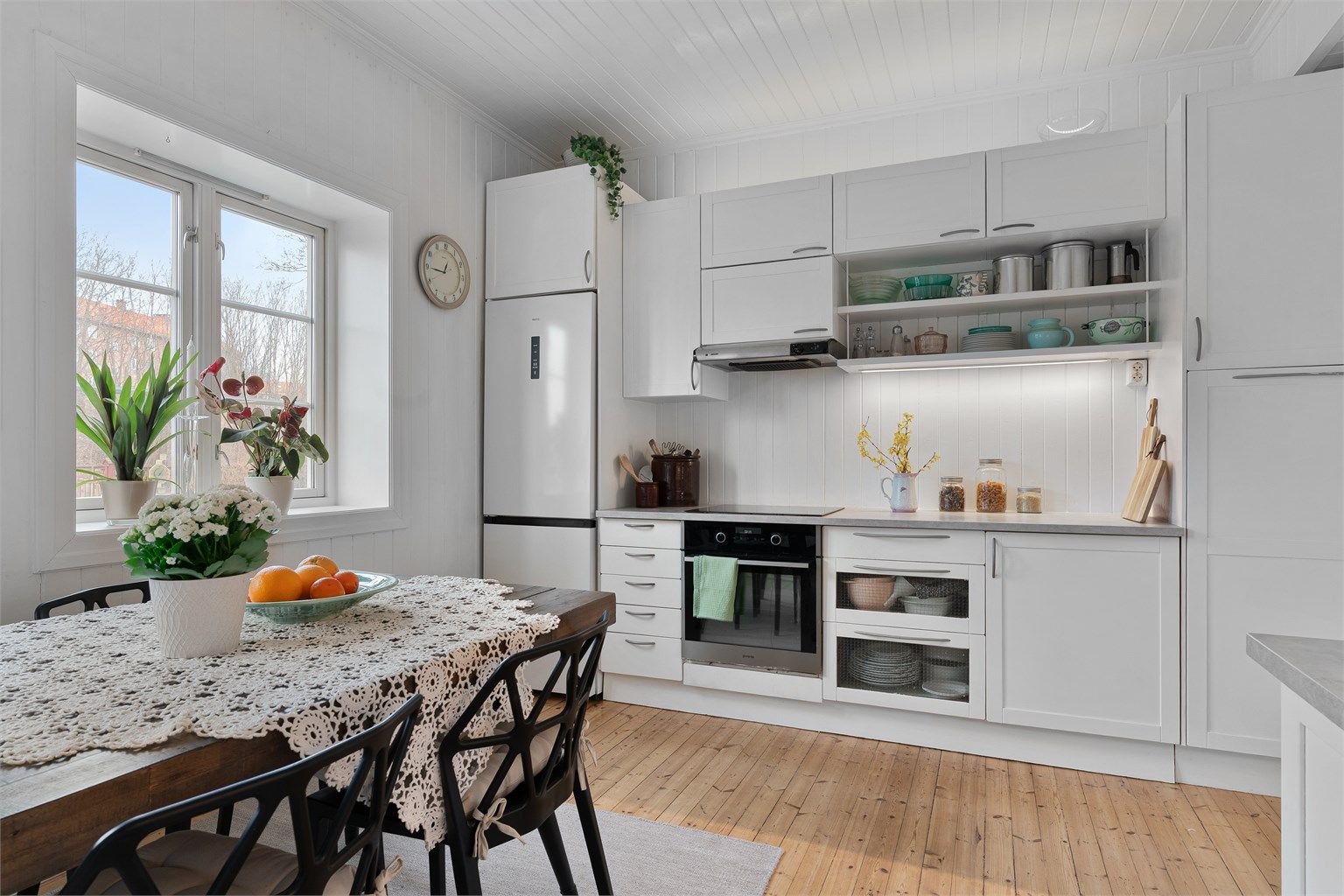 Kjøkkenet har tidløs innredning fra IKEA med lyse fronter, laminat benkeplate og integrert stekeovn og platetopp.