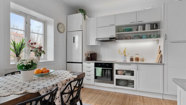 Kjøkkenet har tidløs innredning fra IKEA med lyse fronter, laminat benkeplate og integrert stekeovn og platetopp.