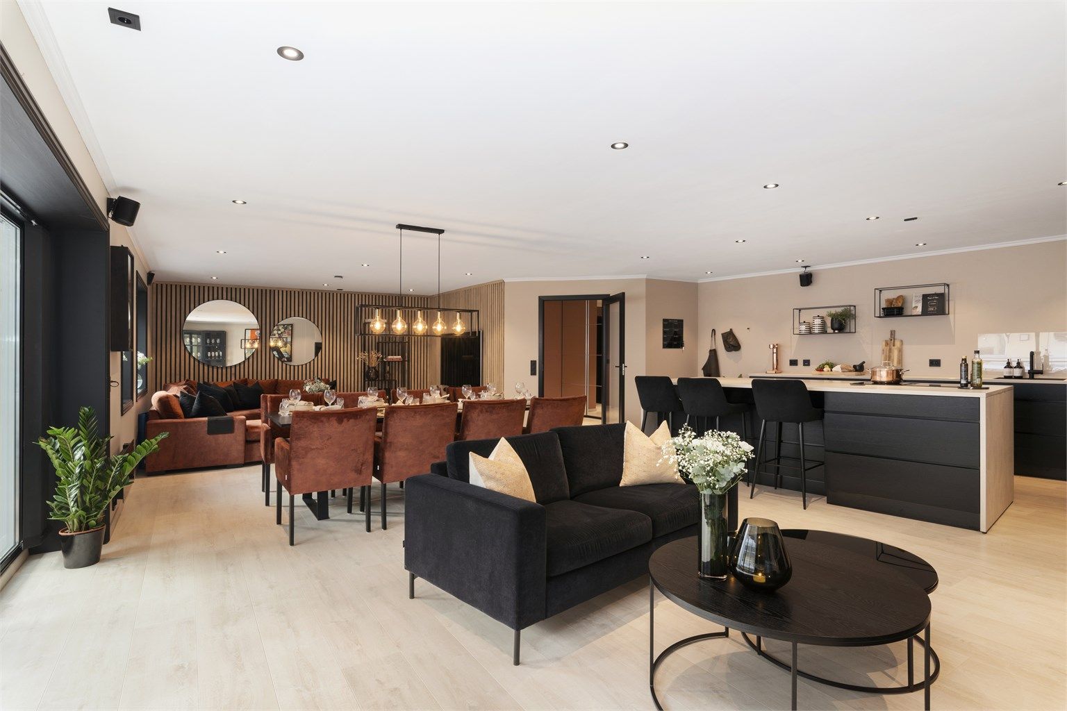 Leiligheten har et svært romslig oppholdsrom på ca 62m² med plass til flere møbleringssoner. Legg merke til innfelte downlights med hensiktsmessig plasseringer i rommet!