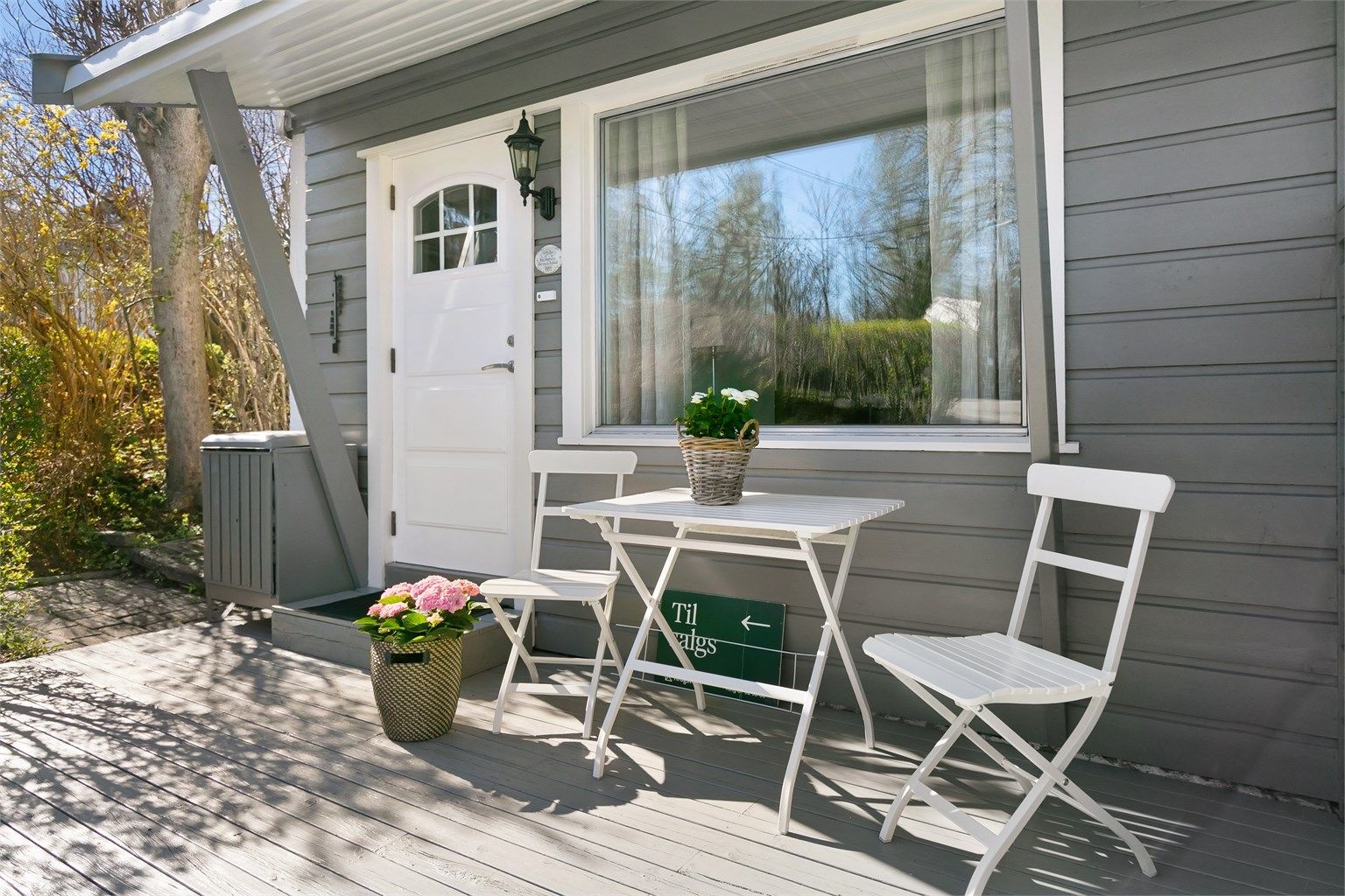 Ved inngangspartiet har du en hyggelig markterrasse