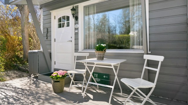 Ved inngangspartiet har du en hyggelig markterrasse