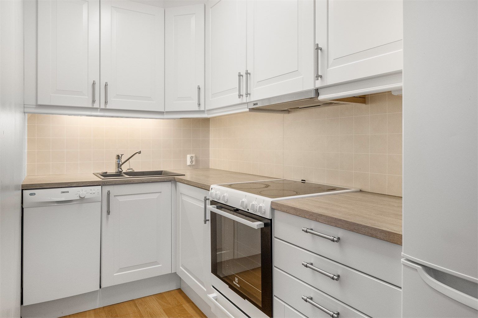 Kjøkken med god oppbevaringsplass.